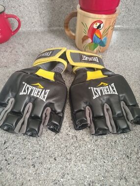 Everlast Black and Yellow Fingerless Training Gloves